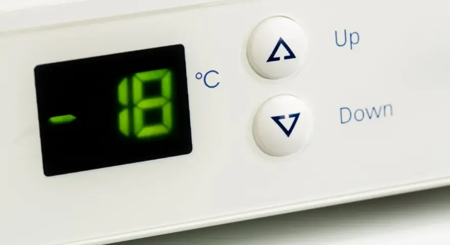 Ile stopni w zamrażarce? Sekret -18°C dla świeżości i niższych rachunków.