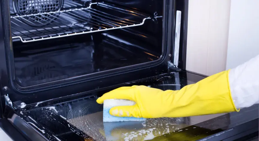 Jak wyczyścić zapieczony piekarnik? Domowe i chemiczne sposoby