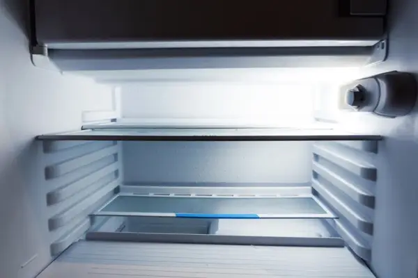 Lód na tylnej ścianie lodówki: Przyczyny, rozwiązania i kiedy wezwać serwis?