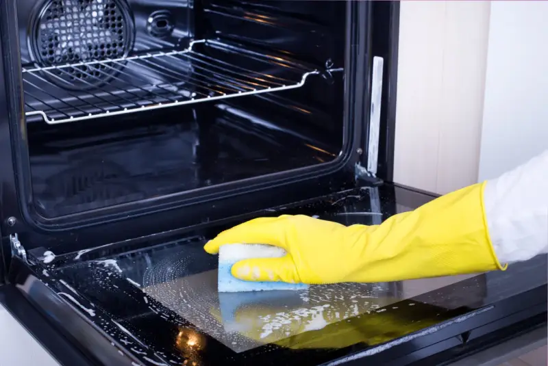 Jak wyczyścić zapieczony piekarnik? Domowe i chemiczne sposoby